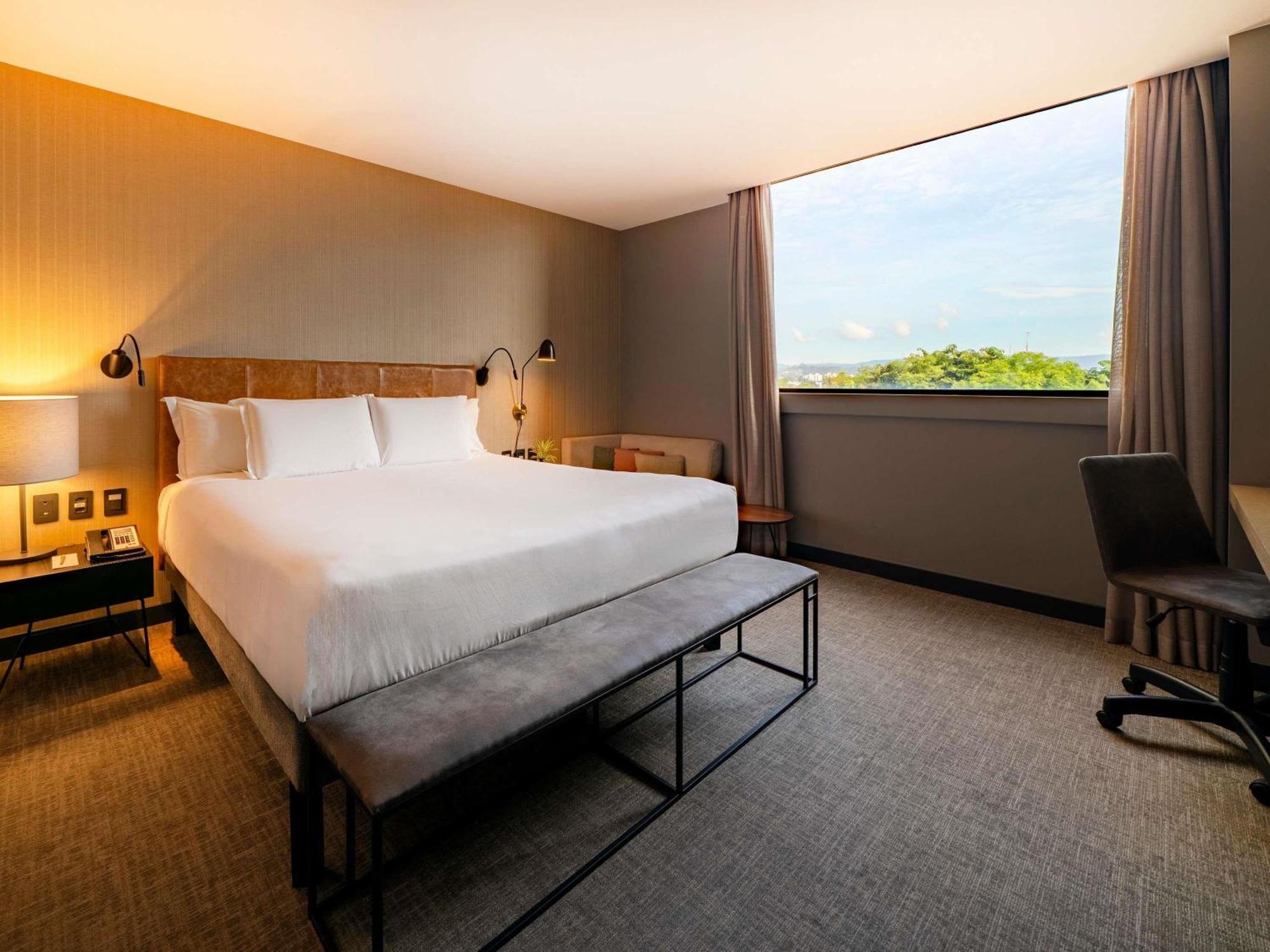 Deluxe Queen Room,1739384984:JPEG