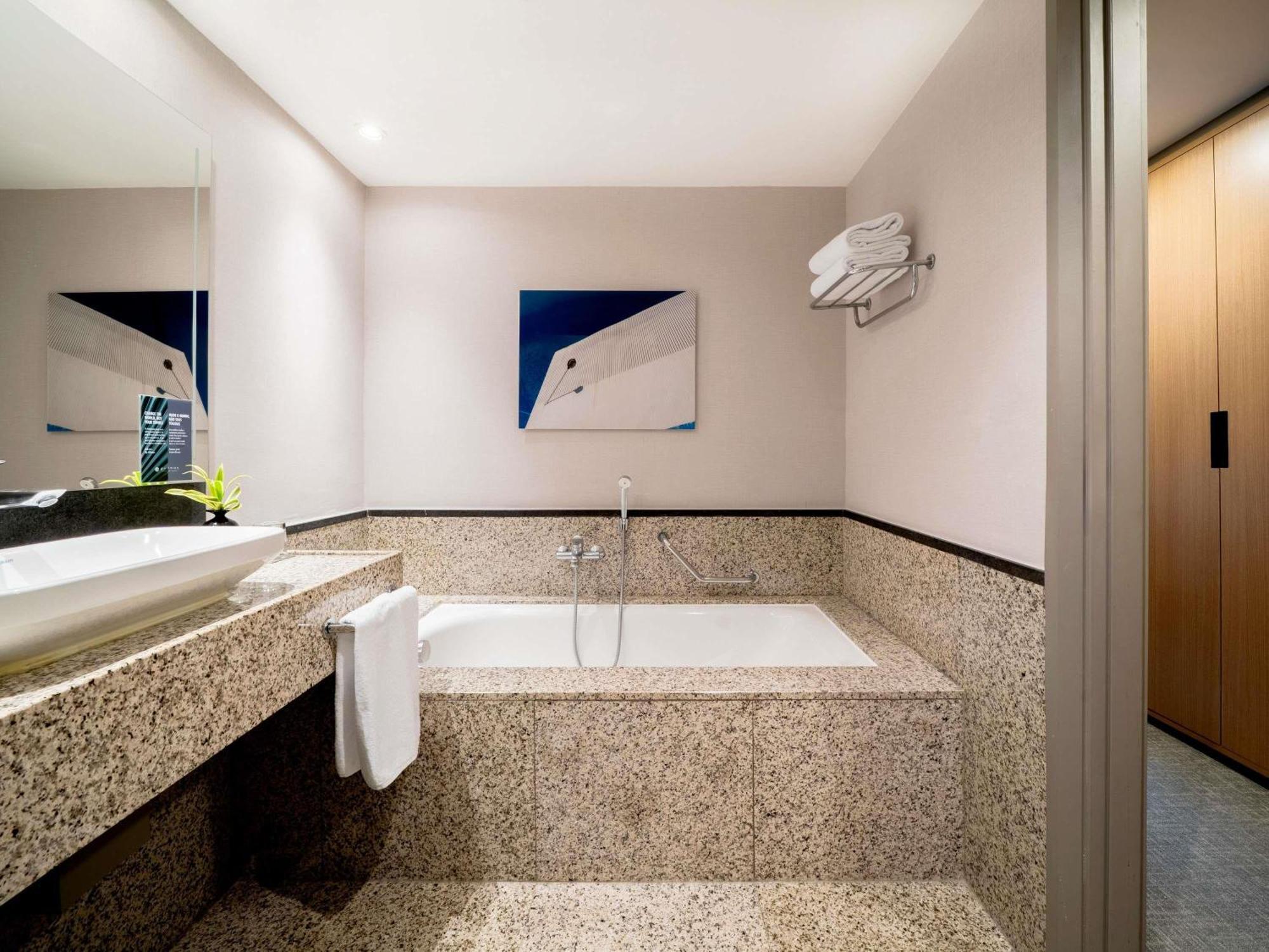 Junior King Suite Executive Lounge access